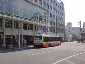 松山市駅バス停4番のりばの画像