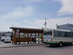 壬生川駅前バス停（周桑バス）とＪＲ壬生川駅の画像
