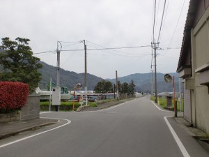 城山・十坊山を示す道標の立てられた交差点地点の画像