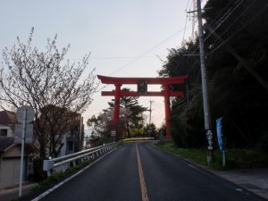 鏡山神社参道入口の赤い大鳥居の画像