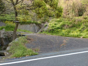 鏡山北側の三丁へ向かう車道から鏡山のひれふり展望台コース登山口へ至る脇道の入口の画像