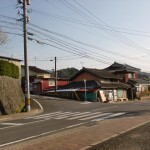 神田駅前の韮岳登山口方面に向かう入口のＴ字路の画像