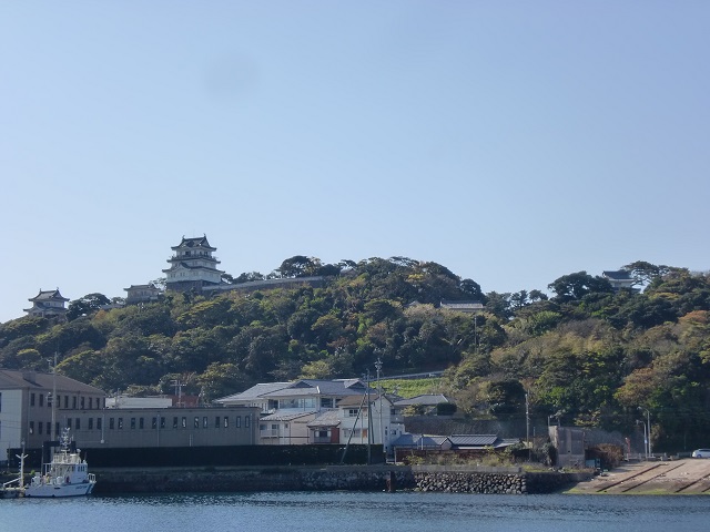 平戸港から見上げる平戸城の画像