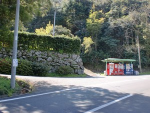 石岳バス停の少し上にある自販機設置地点の画像
