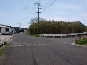 津吉橋から早福トンネル方面に向かう分岐Ｔ字路の画像