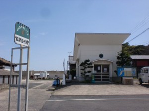 前津吉港桟橋待合所と平戸市ふれあいバスの前津吉桟橋バス停の画像