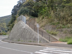 野子バス停前の志々伎神社へ続く階段の画像