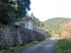 人形石山登山道入口手前の浄水施設の付近の画像