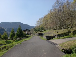 西分バス停前の５差路から農道を上がったところにある人形石山登山口への分岐地点の画像