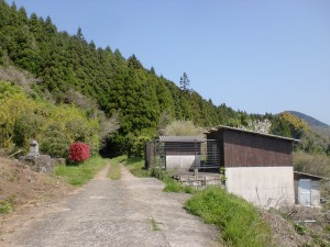 人形石山・国見岳登山道入口（浦ノ崎駅側）の舗装が途切れるところの画像