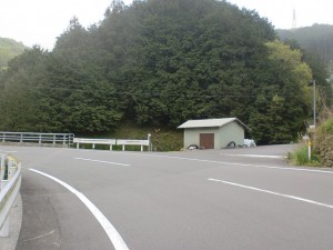 歯長峠口バス停側にある歯長峠へのへんろ道の入口の画像