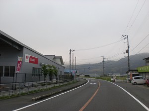 法華津峠入口の手前にある日本郵便の集配センター前の画像