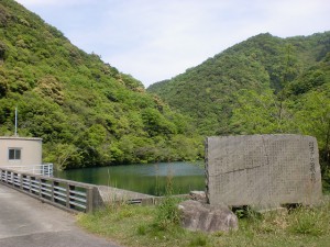 大山の登山口となる川股ダム（川股池）の画像
