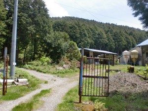 譲ヶ葉森登山道入口手前の畜舎跡ゲート前の画像
