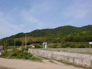 白鳥動物園入口前の駐車場前から見る与治山の登山口方面の画像