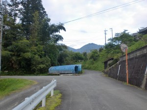 戸祇御前山登山口の林道入口のＴ字路の画像