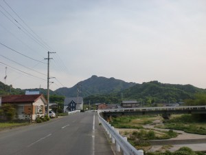 とらまる橋から虎丸山登山口に行く途中の車道の画像