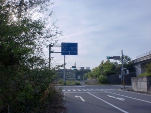 高速大内バス停西側の交差点（県道130号線に入るところ）の画像