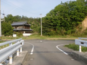 那智山の入口の少し先にある橋を渡った先のＴ字路