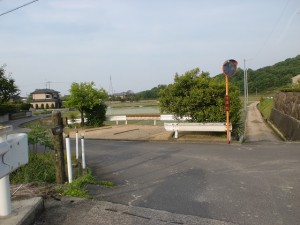 那智山の入口の少し先にある橋を渡った先のＴ字路を左折した先の辻の画像
