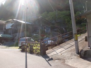 伊予旭バス停の裏にある床屋さんの横の旧中津小学校に続く小路の入口の画像