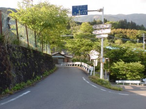 旧中津小学校（久万高原町）の右側のしだれ桜に行く坂道の入口の画像