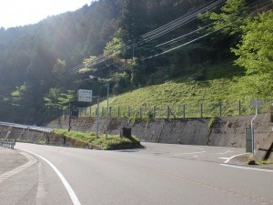 国道33号線から県道328号線（大川嶺牧場・美川スキー場方面）に入る個所の画像