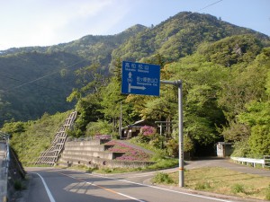 国道１９４号線から笹ヶ峰林道（笹ヶ峰登山口）に入るＴ字路の画像