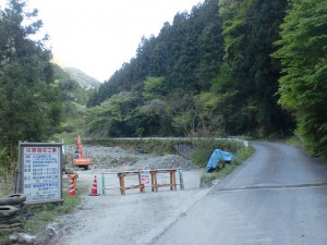 西之川から名古瀬登山口までの林道の災害復旧工事現場の画像