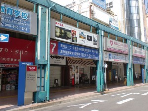 松山市駅バス停７番のりばの画像