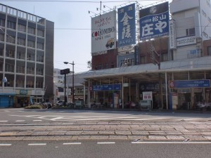 松山市駅バス停３番のりばの画像