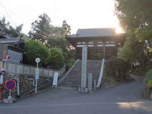 太山寺バス停（伊予鉄バス）と太山寺の山門の画像