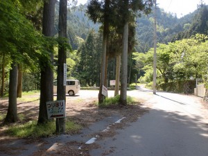 鈍川温泉から楢原山登山口に至る途中の林道にある釣堀の画像