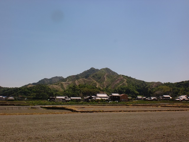 朝倉支所方面から見る笠松山（今治市）の画像