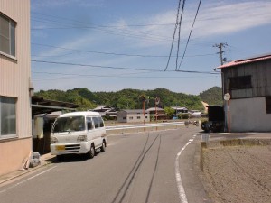 朝倉支所から笠松山登山口に行く途中にあるＴ字路の画像