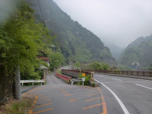 遠登志渓谷入口前の県道47号線に架かる新仙雲橋の画像