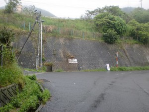 松山自動車道の下にある松尾城跡への入口分岐の画像