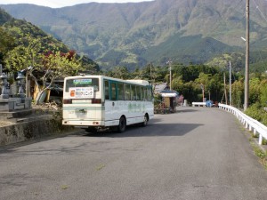 保井野集会所バス停の少し上で待機する周桑バスの画像