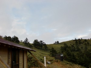 堂ヶ森の愛媛大学山岳会避難小屋から見る縦走路の画像