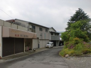 箸蔵駅前の路地の画像