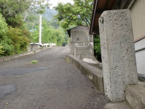 箸蔵街道の登り口（箸蔵駅側）の画像