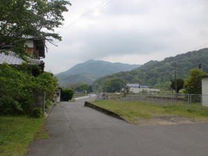 讃岐財田駅前の線路沿いの道の画像