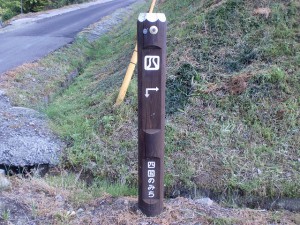 讃岐財田の百丁石（箸蔵街道）への道沿いに設置されている道標の画像