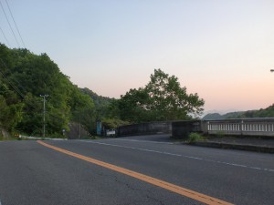 前山ダムの堤防の上の道の入口