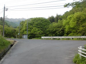 前山ダム北側のダム沿いの車道を進んだ先のＴ字路