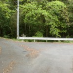 前山ダム北側のダム沿いの車道を進んだ先のＴ字路を左折した先の分岐地点の画像