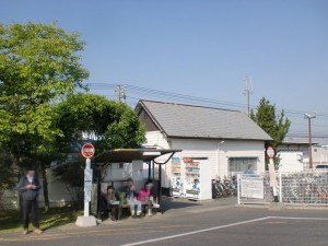 琴電の高田駅と山田地区乗合タクシー（どんぐり号）の高田駅バス停
