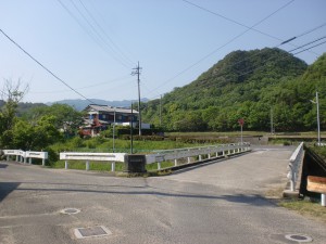 富田中から南川自然の家に行く途中にある橋の手前の分岐