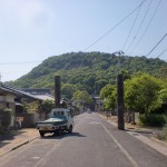 由良山（高松市）の清水神社前の参道から見る由良山