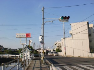 岡本駅の北側にある信号